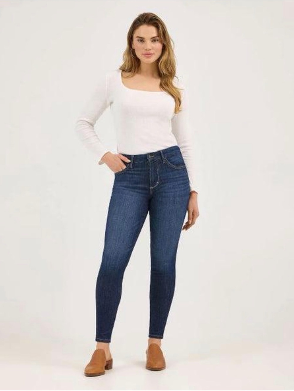 Wrangler BESPOKE High-Rise Skinny Jeans in the dark indigo Rae wash size 29